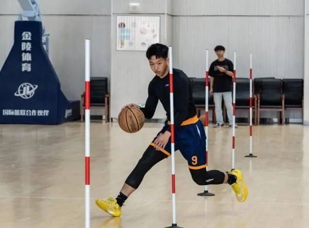 锐不可当首场状态出色，TES观众沸腾！，梅西重返赛场赛场气氛高涨