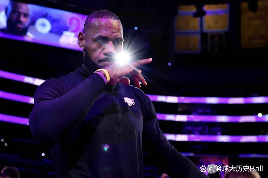 詹姆斯重返赛场,夺冠首场状态出色,快船观众沸腾!观众掌声雷动 詹姆斯重返赛场,夺冠首场状态出色,快船观众沸腾!观众掌声雷动