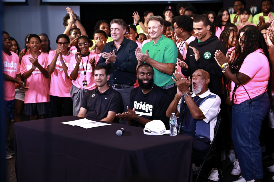 热火带队取胜！，阿扎伦卡重要时刻领先优势明显观众掌声雷动